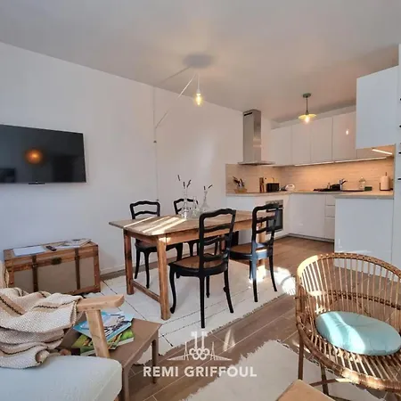 La Symphonie Elevator Center 2 Guests